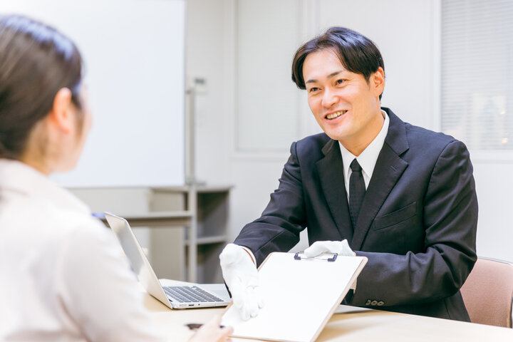 経験豊富な鑑定士が丁寧に査定する様子